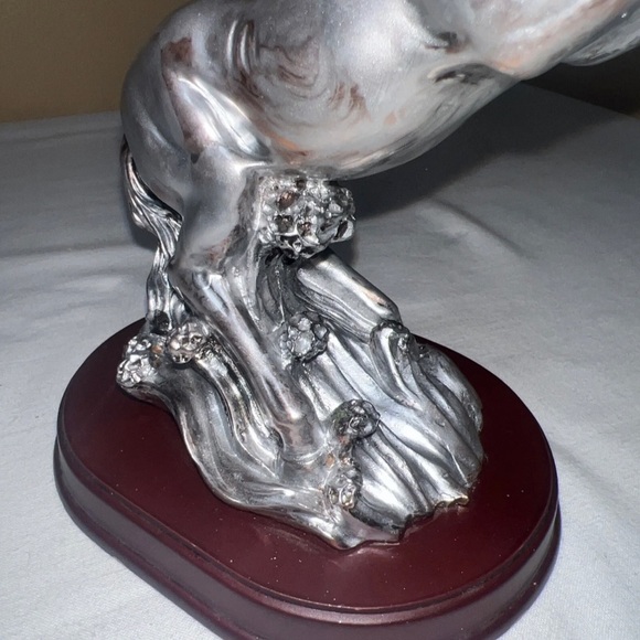 Beautiful Running Hours Statue Home Devore - Picture 10 of 11